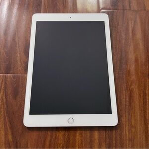 Apple IPad (5th Generation) Silver A1823 32 GB WiFi + Cellular 9.7”